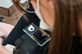 Krystalová podložka s označením délek řas