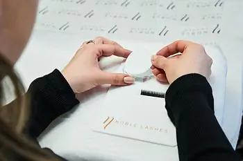 Stojánek na pásky s řasami Lash Shelf