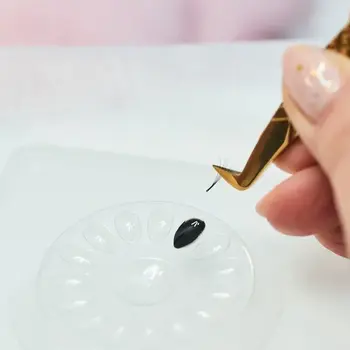 Podstawka na krople kleju Noble Lashes dla stylistki rzęs ułatwia aplikację i wydłuża trwałość kleju