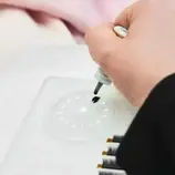 Podstawka na krople kleju Noble Lashes dla stylistki rzęs ułatwia aplikację i wydłuża trwałość kleju