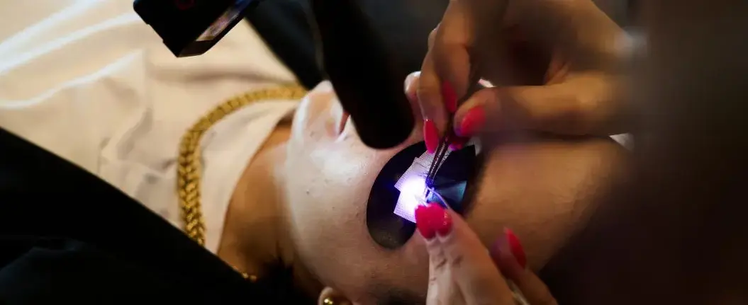 Kurz prodlužování řas UV v Noble Lashes