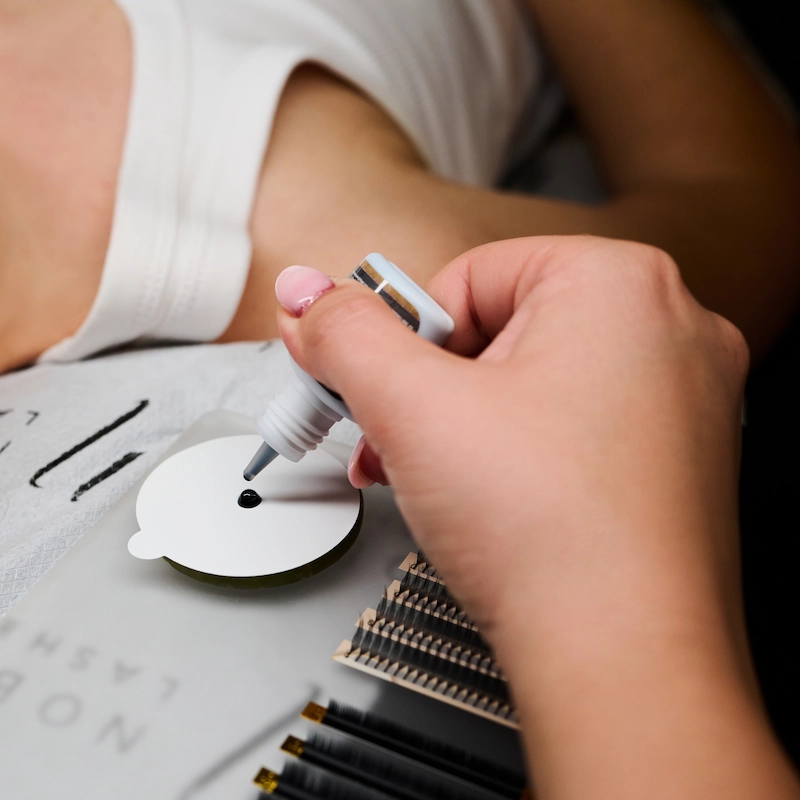 Kapka lepidla na řasy