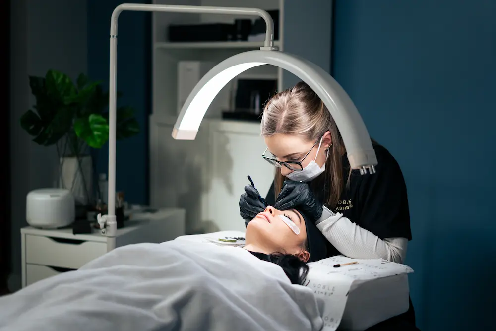 Lash stylistka při práci 