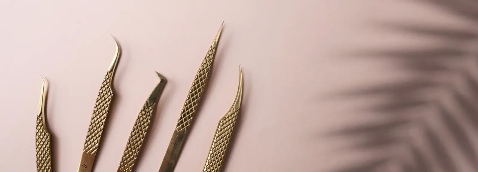 Jak správně držet pinzetu na prodlužování řas?